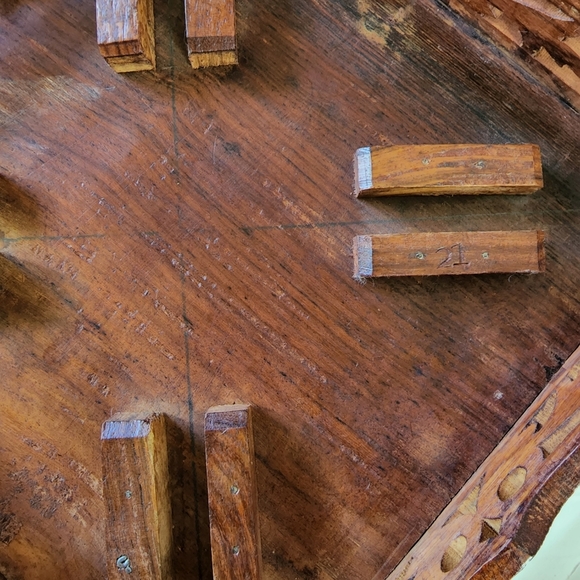 Handcrafted carved mini wood table Vintage - Picture 12 of 12